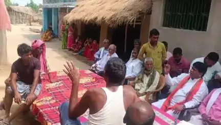 भाजपा नेता श्री राजेश कुमार पासवान बेलहर विधानसभा क्षेत्र में जनसुनवाई करते हुए, गांवों में जाकर लोगों की समस्याएं सुनते हैं और उच्च अधिकारियों को समाधान के लिए निर्देश देते हैं। #जनसंपर्कअभियान #गांवकादौरा #विकासकासाथ"