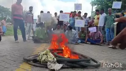বাসন্তী: রুট পারমিট ছাড়াই বেআইনি অটো চলার প্রতিবাদে বাসন্তীর পালবাড়ি বাজারে টায়ার জ্বালিয়ে পথ অবরোধ এলাকাবাসী।