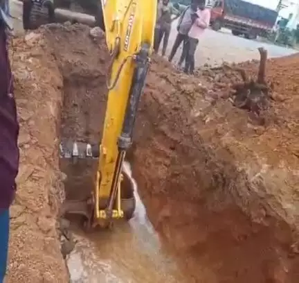 మేడ్చల్: షామీర్పేట్ లో పగిలిపోయిన మంచినీటి పైప్ లైన్, మరమ్మత్తులు చేస్తున్న అధికారులు