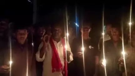 ఎమ్మిగనూరు: ఎమ్మిగనూరు : పట్టణంలో వీధిలైట్లు వెలగకపోవడంతో సిపిఐ ఎంఎల్ జిల్లా కార్యదర్శి చిన్న ప్రసాద్ తో కలిసి కొవ్వొత్తులతో నిరసన.,