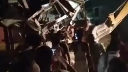 मुगलसराय: कटरिया समीप हाईवे पर ट्रक ने ट्रैक्टर को मारी टक्कर, एक की मौत, दर्जनों घायल, दाह संस्कार के लिए जा रहे थे वाराणसी