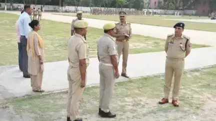 रामपुर: शुक्रवार को पुलिस लाइन में पुलिस अधीक्षक ने परेड की सलामी लेकर किया निरीक्षण