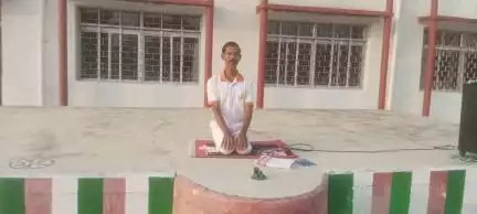 आश्रम बालिका आवासीय उच्च विद्यालय कुम्हार मोड सिसई में योग गुरु ने  विद्यालय परिसर में छात्राओं को योगाभ्यास कराया।