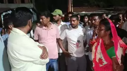 बलियापुर: तेज रफ्तार ट्रक ने बाइक सवार को टक्कर मारी, घटनास्थल पर मौत, एक घायल