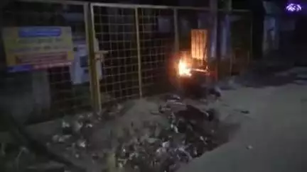 रूड़की: बीएसएम तिराहे के पास ट्रांसफार्मर में लगी आग, रबड़ और वायर जलकर हुए राख