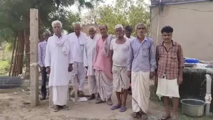 नांगलशेरपुर में अहमदाबाद विमान दुर्घटना में मारे गए यात्रियों को मौन धारण कर किसानों ने दी श्रद्धांजलि