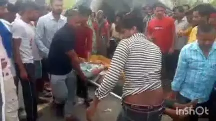 औरैया: फफूंद कस्बा के मुरादगंज तिराहे पर बाइक और कार की टक्कर में एक युवक हुआ घायल