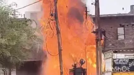 हरदोई: शहर इलाके के टिलिया मोहल्ले में कब्रिस्तान के पास रखे ट्रांसफार्मर में लगी भीषण आग, वीडियो सोशल मीडिया पर हुआ वायरल