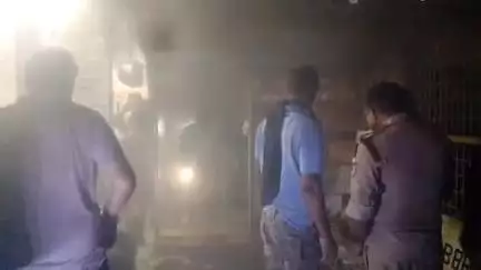 अररिया: एसपी गेट के निकट एक रेडीमेड कपड़े की दुकान में बिजली के शॉर्ट सर्किट से लगी आग, सूचना पर पहुंची दमकल की टीम