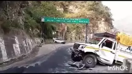 रामपुर: गौर चौक पर पैरापिट से टकराकर लटकी पिकअप, कोई जानी नुकसान नहीं हुआ