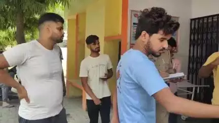 धनौरा: गजरौला कुमराला पुलिस चौकी के पास ट्रक की टक्कर से बाइक सवार युवक की मौत, साथी गंभीर हालत में