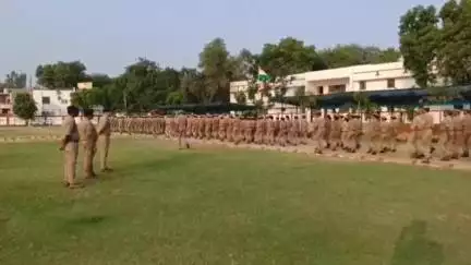 उन्नाव: पुलिस लाइन में एसपी ने साप्ताहिक परेड का किया निरीक्षण, दिए आवश्यक दिशा-निर्देश