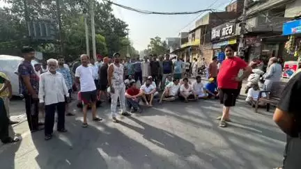 ਅੰਮ੍ਰਿਤਸਰ 2: ਹਰੀਪੁਰਾ ਇਲਾਕੇ ਵਿੱਚ ਪਿਛਲੇ ਪੰਜ ਦਿਨਾਂ ਤੋਂ ਬਿਜਲੀ ਨਾ ਆਉਣ ਕਰਕੇ ਪੂਰੇ ਇਲਾਕਾ ਵਾਸੀਆਂ ਨੇ ਸੜਕ ਤੇ ਇਕੱਠੇ ਹੋ ਕੇ ਕੀਤਾ ਰੋਸ 
#jansamasya