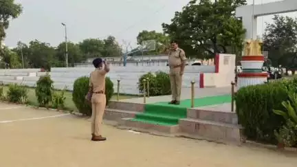 एटा: रिजर्व पुलिस लाइन में एसएसपी ने परेड की ली सलामी, पुलिस कर्मियों से शारीरिक व मानसिक फिटनेस के लिए लगवाई दौड़