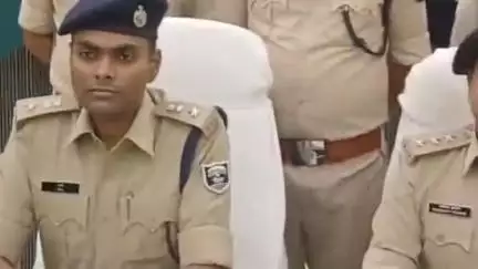 अगिआंव: बरुणा से लूटपाट करने वाले तीन अपराधी गिरफ्तार, ट्रक चालक से हथियार दिखाकर लूटपाट की कोशिश करते थे, कारतूस और बाइक जब्त