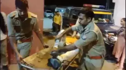 हरदोई: पैदल यात्रा पर निकले हिन्दू वाहनी के कार्यकर्ता को सड़क हादसे में आई चोट, एसपी ने खुद मेडिकल कॉलेज पहुंचाया