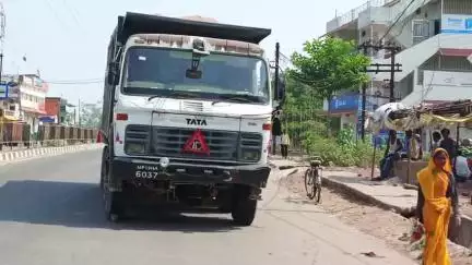 पन्ना: पन्ना में रेत से भरे डम्फर का तांडव, साइकिल सवार को रौंदा, चालक डम्फर छोड़कर भागा