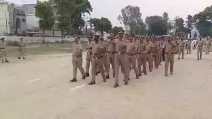 बदायूं: वरिष्ठ पुलिस अधीक्षक ने रिजर्व पुलिस लाइन में परेड की ली सलामी, पुलिसकर्मियों को फिट रहने के लिए लगवाई दौड़