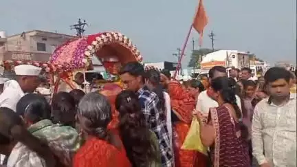 सेनगाव: पुसेगांव फाटा येथे संत गजानन महाराजांच्या पालखीचे जल्लोषात स्वागत,भाविकांची प्रचंड गर्दी
