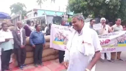 ବାଲେଶ୍ବର ମ୍ୟୁନିସିପାଲଟି: ରେମୁଣା ବ୍ଲକ ସମ୍ମୁଖରେ ଧାନ ବସ୍ତା ରଖି ସଂଯୁକ୍ତ କୃଷକ ମୋର୍ଚ୍ଚା ର ବିକ୍ଷୋଭ ଓ ରାସ୍ତା ରୋକ।