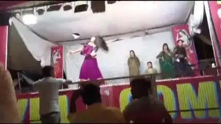 कोल: अकराबाद में सांस्कृतिक कार्यक्रम के नाम पर अश्लील डांस की नुमाइश, बार बालाओं पर उड़ाए गए नोट