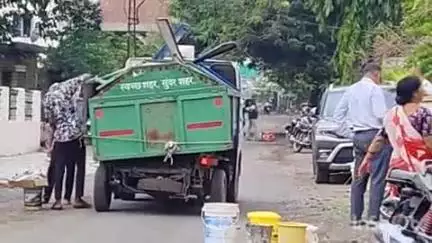 वाशिम: विविध मागण्यांसाठी महाराष्ट्र विकास कामगार संघटनेच्या वतीने सुरू असलेला नगरपालिका कंत्राटी कर्मचाऱ्यांचा बेमुदत संप मागे