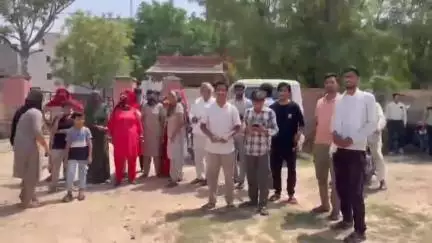 राजगढ़: राजगढ कस्बे के वार्ड नं.27 के वार्डवासियों ने बिजली के कम वोल्टेज की समस्या को लेकर एईएन को सौंपा ज्ञापन#jansamasya