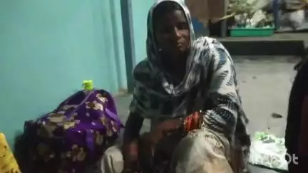 बिल्हा: चकरभाठा के राधा कृष्ण मंदिर के पास भटक कर पहुंची महिला को समाज सेवकों और डायल 112 ने परिजनों को सौंपा