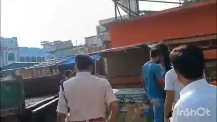 किशनगंज: पश्चिमपाली में प्रशासन ने सड़क किनारे से हटाई अवैध दुकानें