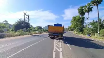 திண்டுக்கல் கிழக்கு: எரமநாயக்கன்பட்டி அருகே ஓடுகள் ஏற்றி வந்த லாரி சாலை தடுப்பில் மோதி விபத்து, உயிர்பிழைத்த ஓட்டுநர்