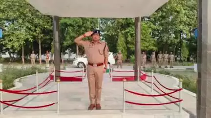 खलीलाबाद: पुलिस अधीक्षक संदीप कुमार मीणा ने रिज़र्व पुलिस लाइन परेड ग्राउंड में साप्ताहिक परेड का निरीक्षण किया