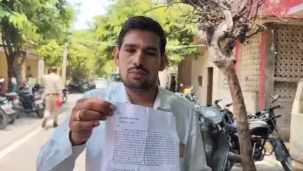 कौंच: मोहल्ला आराजीलेन में कार मालिक ने 2 लोगों पर XUV कार को खाई में गिराने का आरोप लगाया, पुलिस से की शिकायत