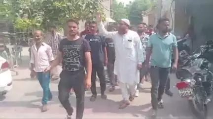 मथुरा: बिजली की समस्या से परेशान  नवनीत नगर के वासिंदे पहुंचे कृष्णा नगर बिजली घर जमकर किया प्रदर्शन #janasmasya