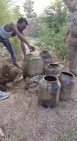 लंभुआ: गुरुवार की देर शाम आबकारी विभाग ने चांदा थानाक्षेत्र के छतौना गांव में दबिश देकर 38 लीटर अवैध कच्ची शराब बरामद की