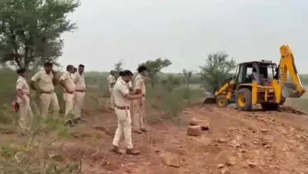 बेगुं: बेगू वन विभाग की टीम ने चैची क्षेत्र के खालदा बांध के पास ग्रामीणों द्वारा किए गए अतिक्रमण को हटाया