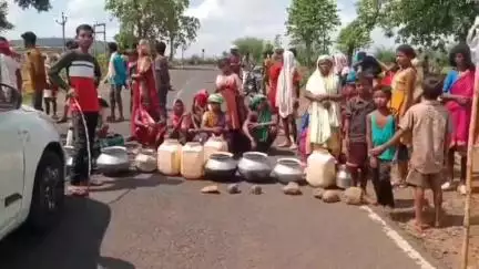 डिंडौरी: समनापुर के टिकरिया गांव में पानी की समस्या से परेशान बैगा आदिवासियों ने सड़क पर लगाया जाम, यातायात बाधित