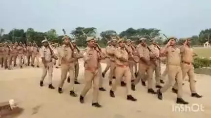 बलरामपुर: पुलिस अधीक्षक ने रिजर्व पुलिस लाइन में साप्ताहिक पुलिस परेड का किया निरीक्षण