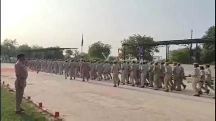 मंझनपुर: पुलिस लाइन में पुलिस अधीक्षक ने परेड की ली सलामी, संबंधित को दिए आवश्यक निर्देश