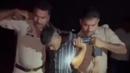 देेेवरिया: देवरिया अदालत परिसर से फरार हुए इनामी अभियुक्त को पुलिस ने परसिया मल्ल गांव के पास मुठभेड़ में किया गिरफ्तार