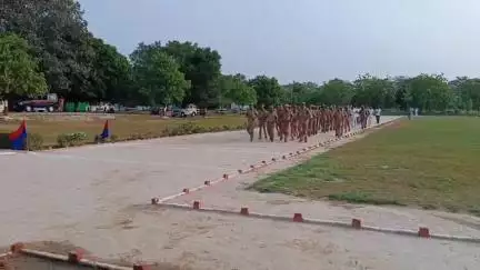 मऊ: पुलिस लाइन में पुलिस अधीक्षक ने शुक्रवार की परेड में प्रतिभाग कर दिए आवश्यक दिशा-निर्देश