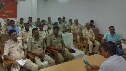 बुरहानपुर नगर: बुरहानपुर: पुलिस कंट्रोल रूम में नगर पुलिस अधीक्षक ने पुलिसकर्मियों को डिजिटल बीट का प्रशिक्षण दिया