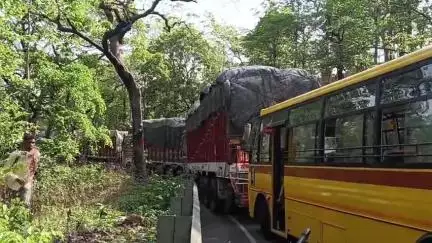 कवर्धा: चिल्फी घाट में दो ट्रकों में खराबी के कारण घंटों से लगा जाम