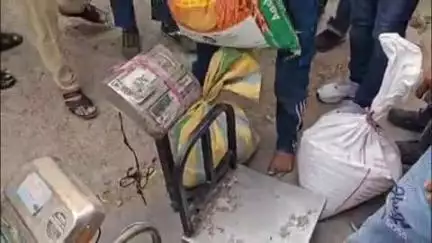 लाडपुरा: केशवपुरा वार्ड-64 में राशन डीलर द्वारा गेंहू कम तौलने पर उपभोक्ताओं ने किया हंगामा, की नारेबाजी
