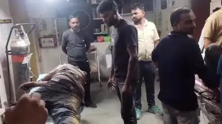 कटनी नगर: कैलवारा खुर्द रोड पर कार डिवाइडर से टकराई, 4 घायल