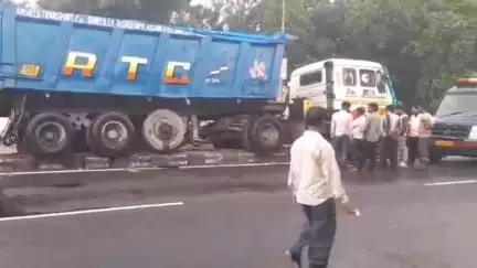 पूरनपुर: पूरनपुर नेशनल हाईवे चौराहे पर डिवाइडर पर चढ़ा डंपर, चालक को झपकी आने से हुआ हादसा