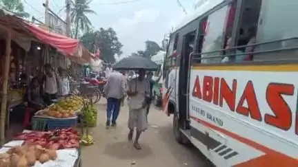 ଭଦ୍ରକ ଗ୍ରାମାଞ୍ଚଳ: ମତୋ ବଜାର ରେ ରଜ ପର୍ବପାଇଁ ନାହିଁ ନଥିବା ଭିଡ଼ ଦେଖିବାକୁ ମିଳିଛି, ଅଧଘଣ୍ଟାଏ ପର୍ଯ୍ୟନ୍ତ ଭିଡରେ ଫସିରହିଲା ଆମ୍ବୁଲାନ୍ସ।