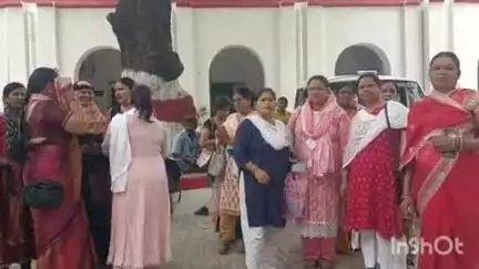 बहराइच: कलेक्ट्रेट पहुंची आंगनबाड़ी कर्मचारी संघ संयुक्त मोर्चा के पदाधिकारियों ने 2 सूत्री मांगों का सौंपा ज्ञापन