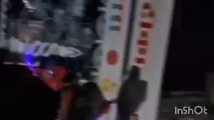रामसनेही घाट: दयाराम पुरवा के पास गिट्टी लदा ट्रक पलटा, पुलिस ने रोड पर फैली गिट्टी हटवाई