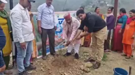 पौड़ी: केवर्स गांव में धूमधाम से मनाया गया जल उत्सव, विधायक पोरी ने किया पौधारोपण और जल संरक्षण के लिए लोगों को प्रेरित किया