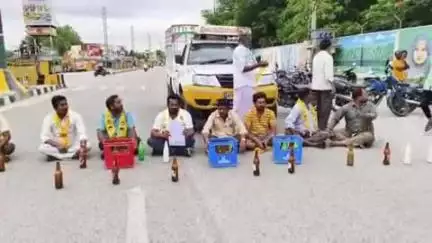 కల్లుగీత కార్మికుల సమస్యలు పరిష్కరించాలని జిల్లా కలెక్టరేట్ సమీపంలో నిరసన